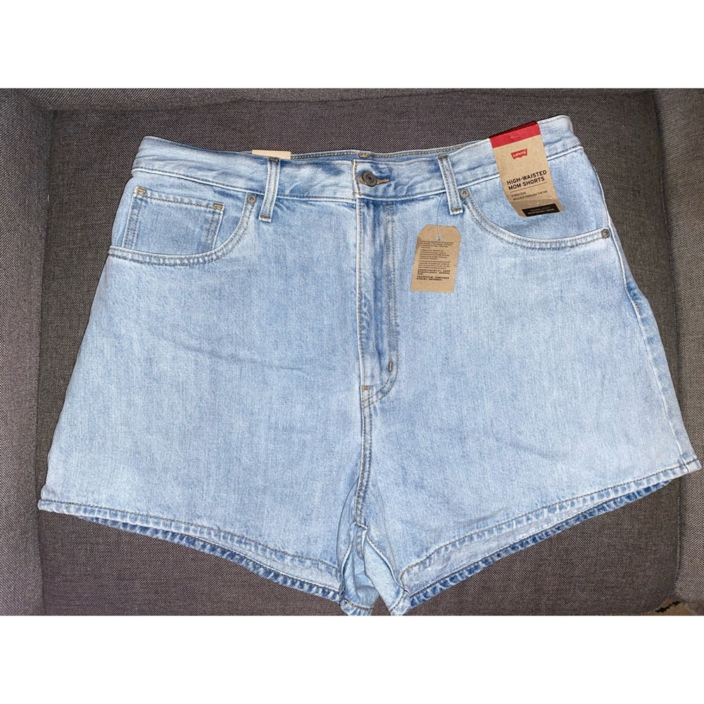 Levi’s High-Waisted Mom Shorts - Light Wash Size 33